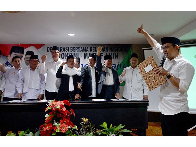 . Sejumlah orginasisasi sayap relawan antara lain Ekopontren Mandiri JM, Koper Jomin, Kuber Joma, NKRI Pancasila dan Relawan Yakhin menyatakan deklarasi dukungan terhadap pasangan Capres-Cawapres Joko Widodo-Ma'ruf Amin di Jakarta, Kamis (22/11). 