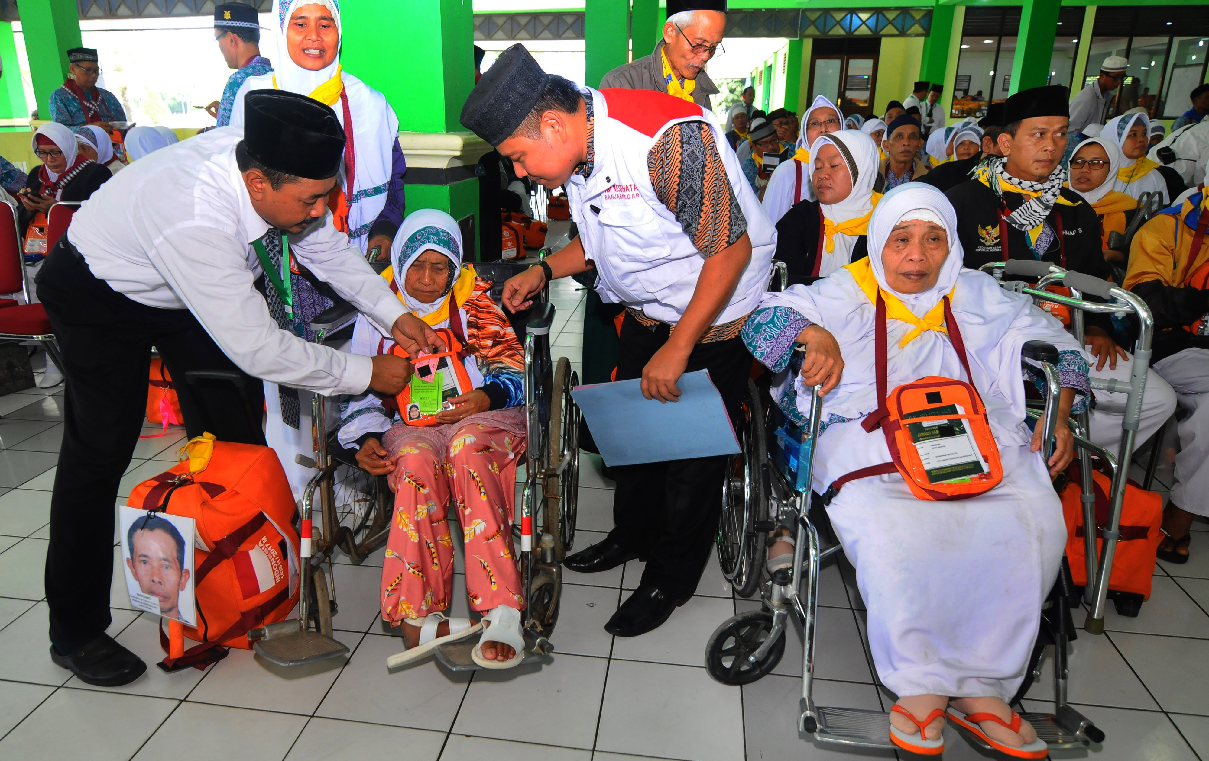  Sejumlah petugas membantu jamaah calon haji lansia