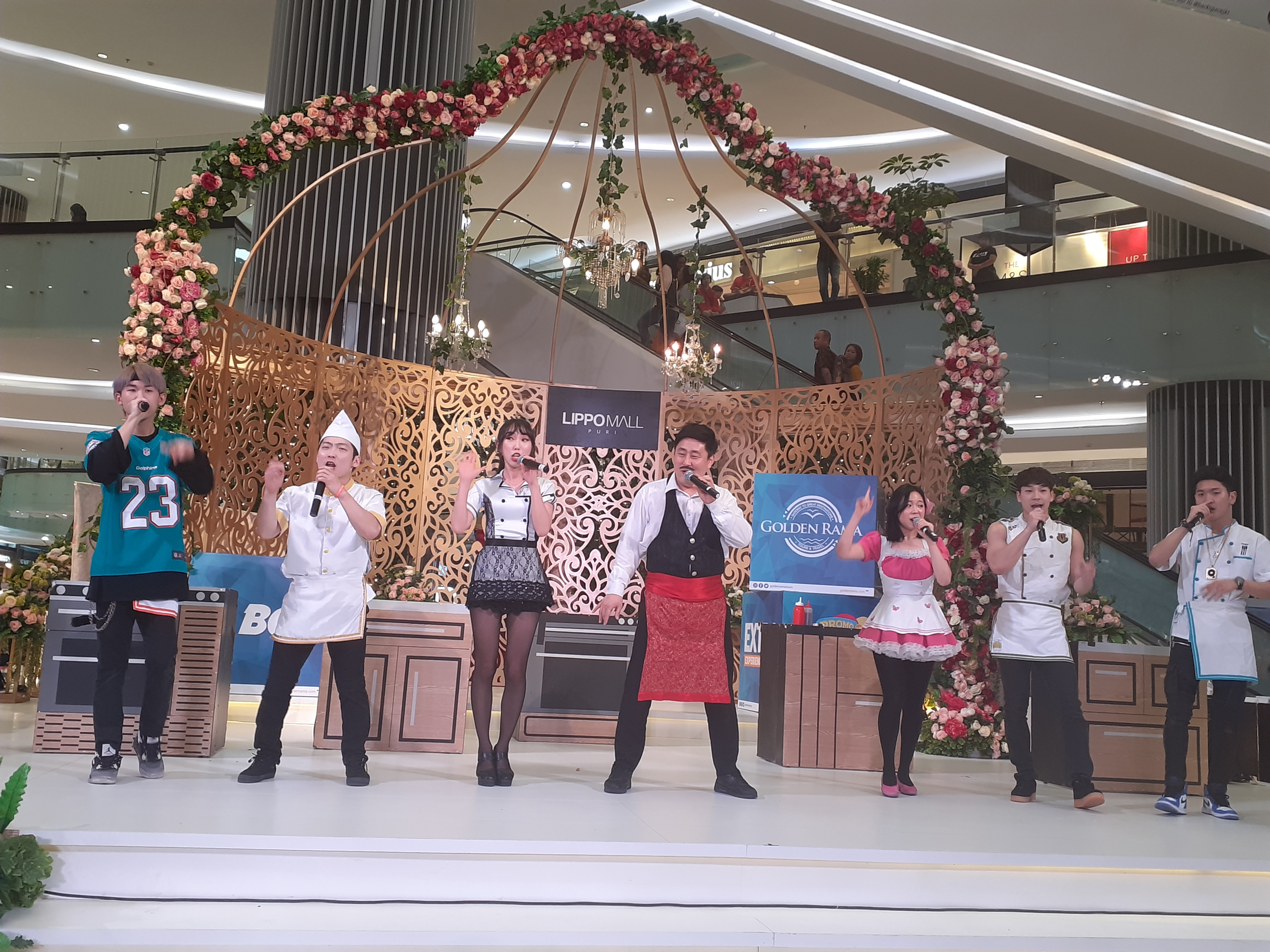 Bibap Chef Show pada acara Golden Rama EXTRA 2019 yang bertempat di Lippo Mall Puri, Atrium 2, pada Jumat (15/3).