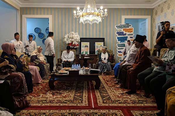 Para kiai sepuh di Banten beralih dukungan ke Joko Widodo dan KH Ma'ruf Amin di depan relawan Balad Jokowi di Cigadung, Pandeglang, Banten