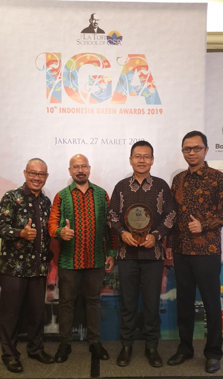 Jajaran direksi PT. Kaltim Nitrate Indonesia usai menerima penghargaan di ajang Indonesia Green Awards 2019