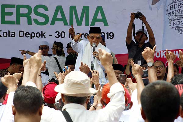 Calon Wakil Presiden nomor urut 01 Ma'ruf Amin menyampaikan orasi saat menghadiri Kampanye Akbar dan Doa Bersama di Depok