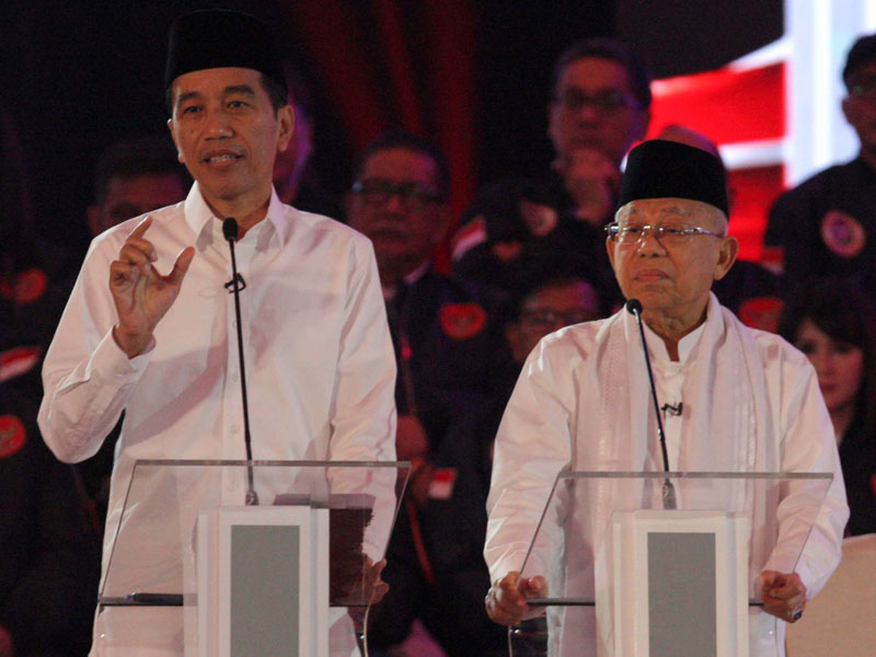 Busana Joko Widodo dan KH Ma'aruf Amin saat debat pertama.