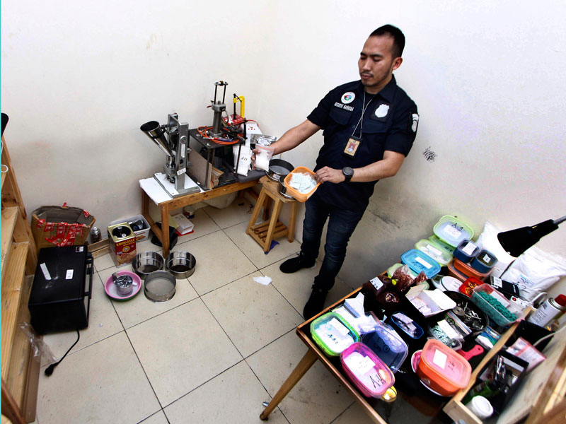 Polisi menunjukkan barang bukti di rumah produksi ekstasi 
