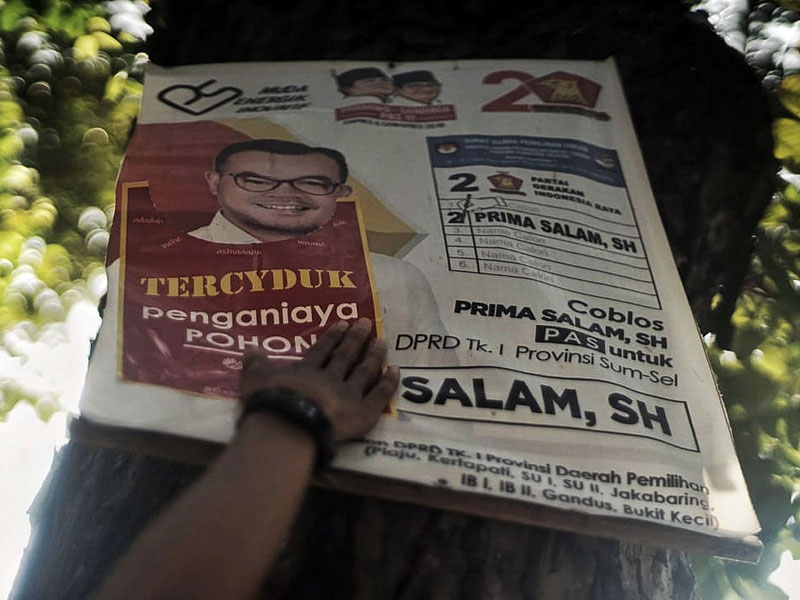 Sebagai tindakan sindiran, kaum milenial di Palembang memasang stiker unik di APK yang melanggar aturan.