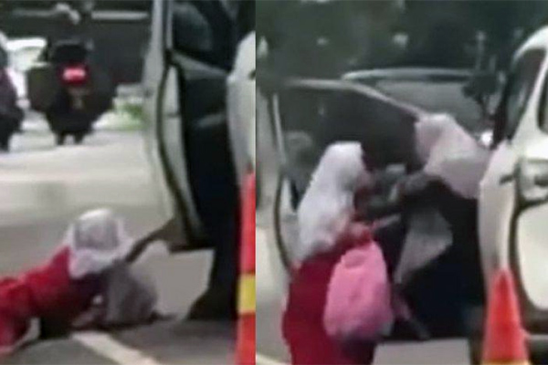 Ibu Dorong Anak dari Mobil 