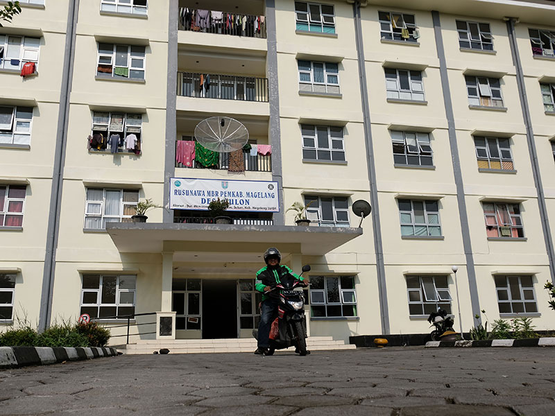 TARGET PEMBANGUNAN RUSUNAWA: Pengendara sepeda motor melintas di kompleks Rumah Susun Sederhana Sewa (rusunawa) Masyarakat Berpenghasilan Rendah (MBR) Mancasan, Gulon, Muntilan, Magelang, Jateng, Rabu (20/2/2019).