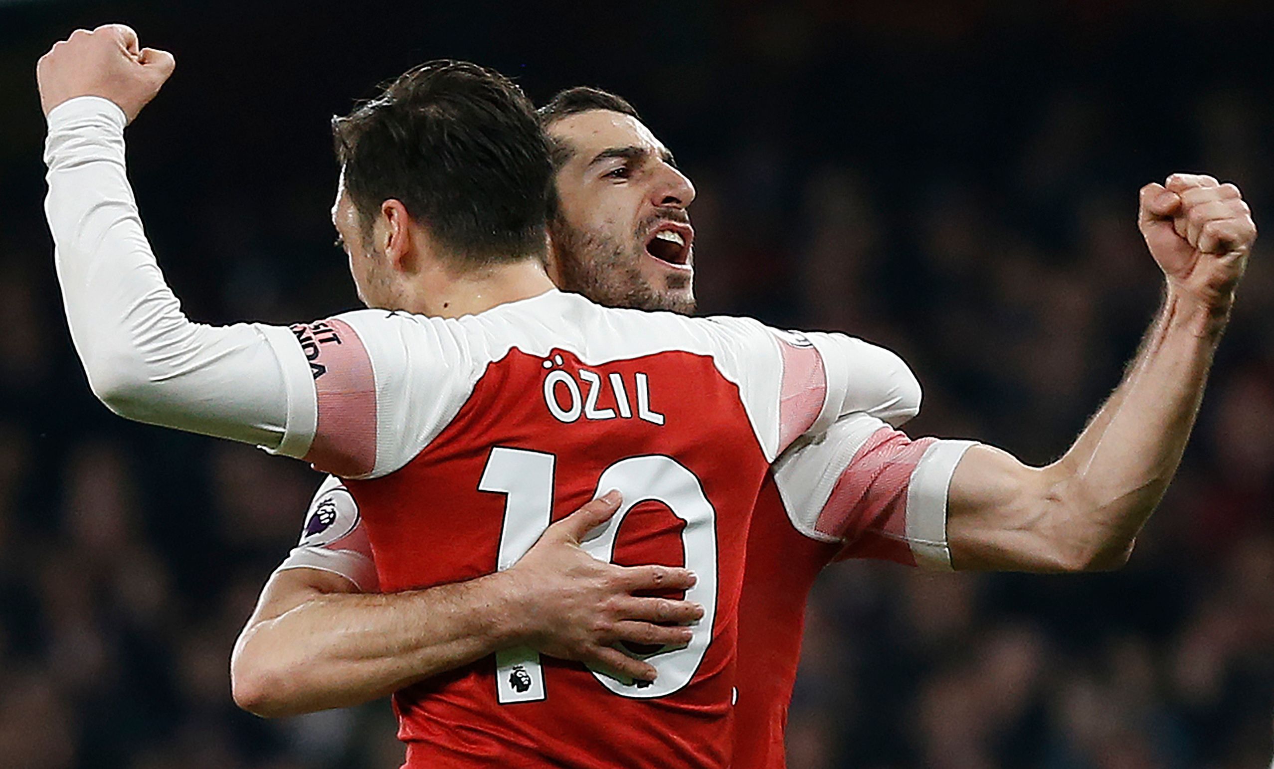 Henrikh Mkhitaryan dan Mesut Oezil