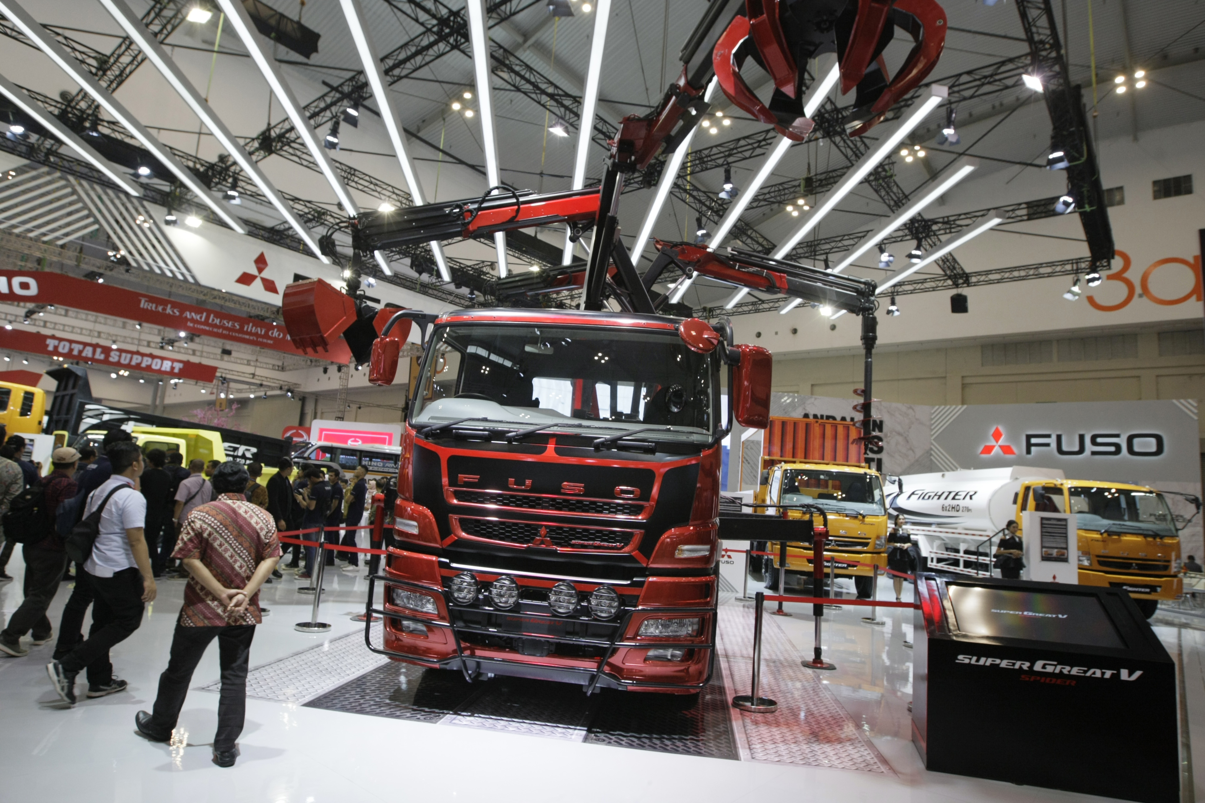 Pengunjung melihat truk konsep berbentuk laba-laba saat pameran otomotif Gaikindo Indonesia International Auto Show (GIIAS) 2018 di ICE BSD.