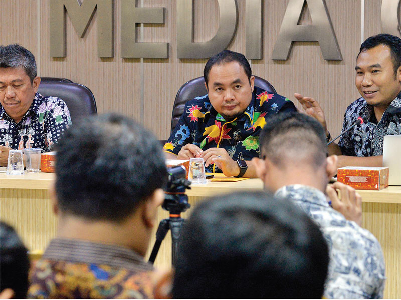 Anggota Bawaslu M Afiffuddin (tengah) bersama dengan Sekjen KIPP Kaka Suminta (kiri) dan Direktur Netgrit Sigit Pamungkas menjadi pembicar