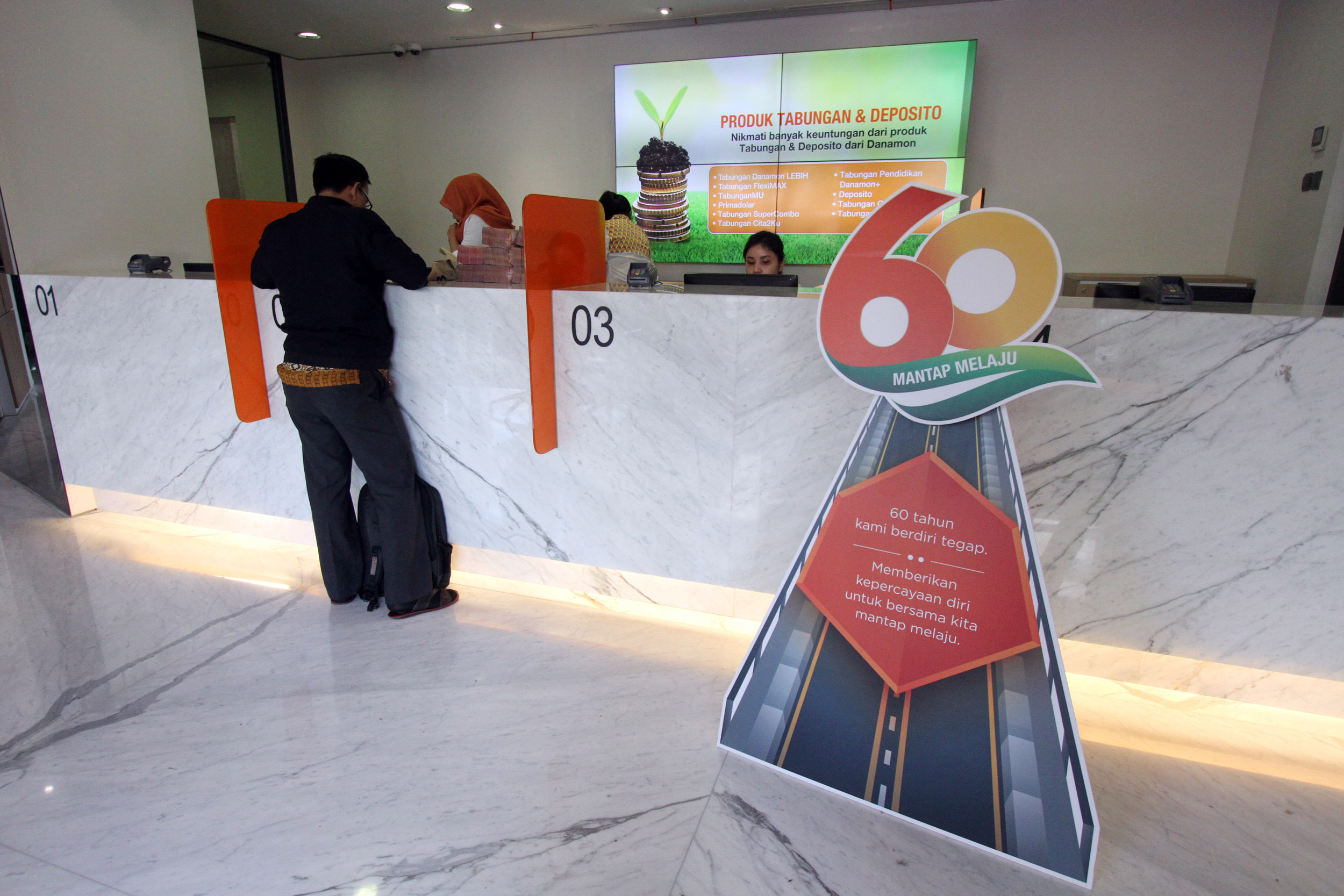 Petugas melayani nasabah di kantor pusat baru Menara Bank Danamon