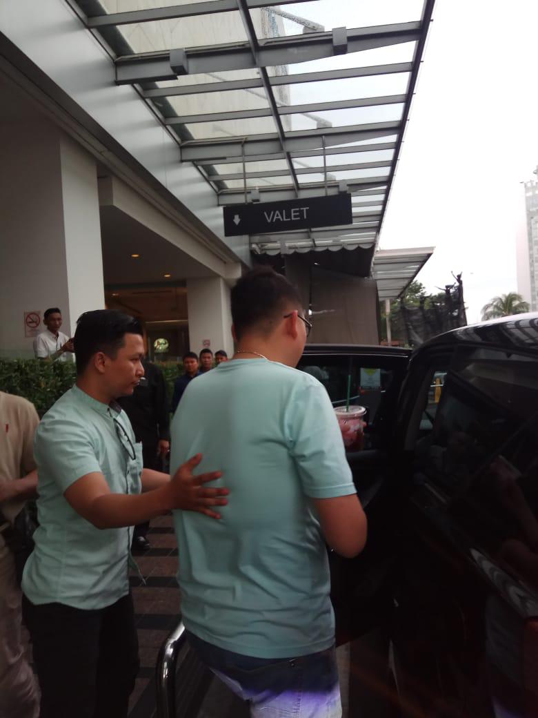 Buronan Kejaksaan Negeri Tanjung Perak, Hansen, saat ditangkap tim gabungan kejaksaan di Jakarta, kamis (28/3)