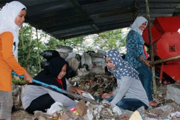 Empat orang wanita sedang melakukan pemilahan sampah di TPA Kalipancur