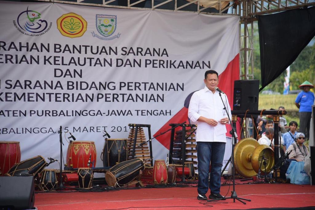 Ketua DPR Bambang Soesatyo saat memberikan bantuan di Desa Limbasari, Kecamatan Bobotsari, Kabupaten Purbalingga, Jumat (15/3)