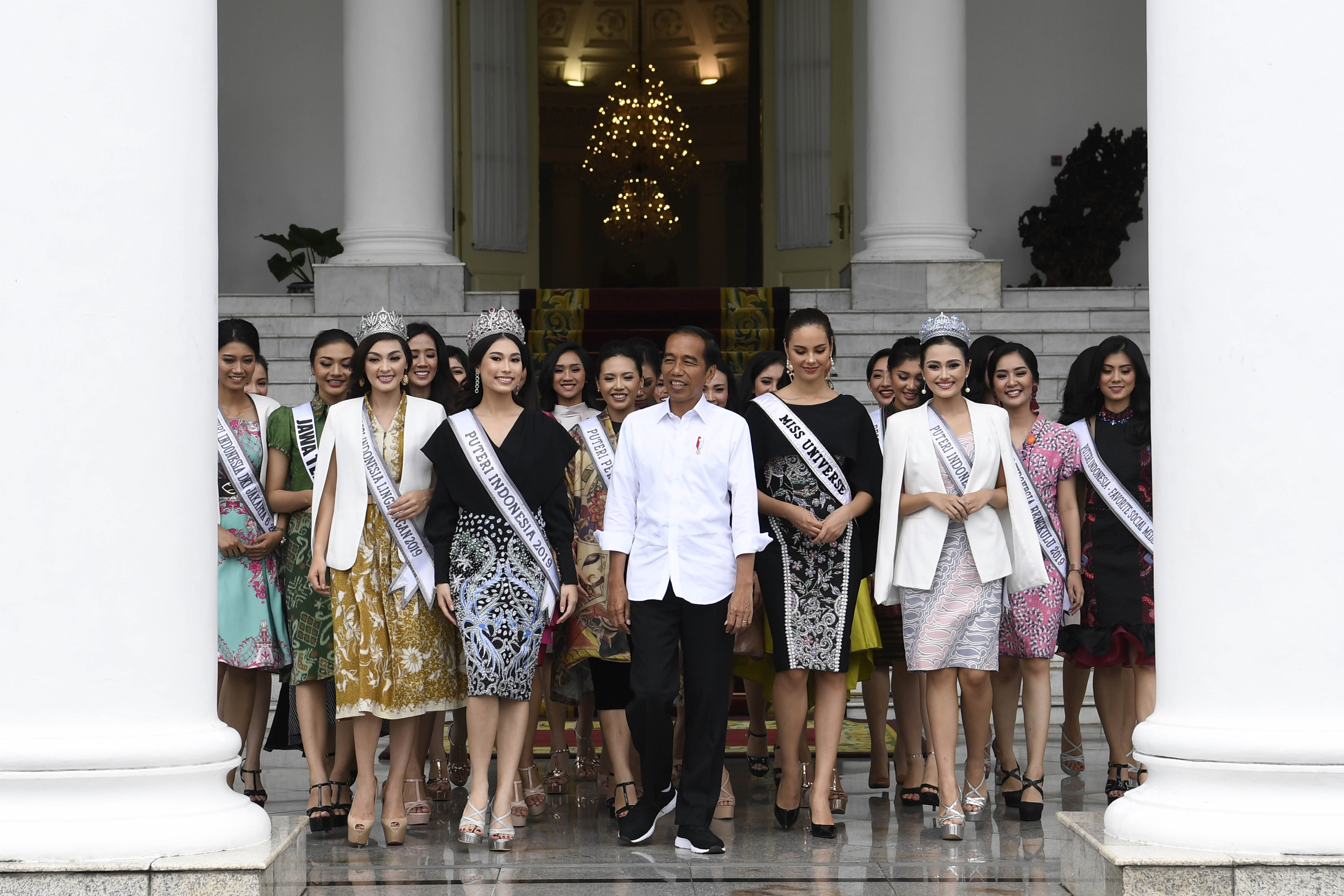 Presiden Joko Widodo (tengah) bersama Miss Universe 2018 Catriona Elisa Magnayon Gray (keempat kanan), Puteri Indonesia Frederika Alexis Cull (kelima kiri), dan finalis Puteri Indonesia 2018 di Istana Bogor, Jawa Barat, Senin (11/3/2019). 