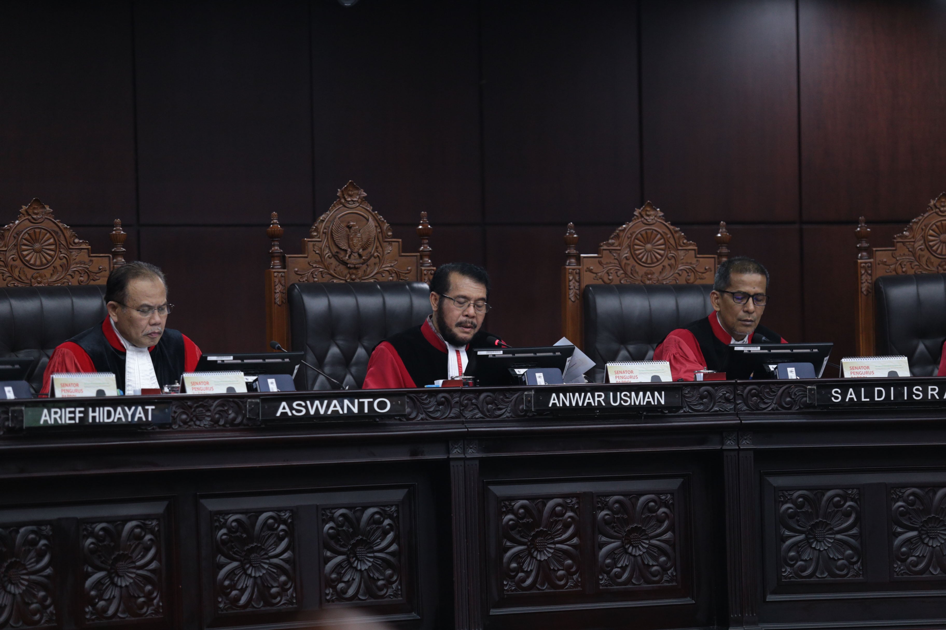 Ketua Mahkamah Konstitusi (MK) Anwar Usman (tengah) memimpin sidang Pengujian UU No. 5 Tahun 2014 tentang Aparatur Sipil Negara, di MK