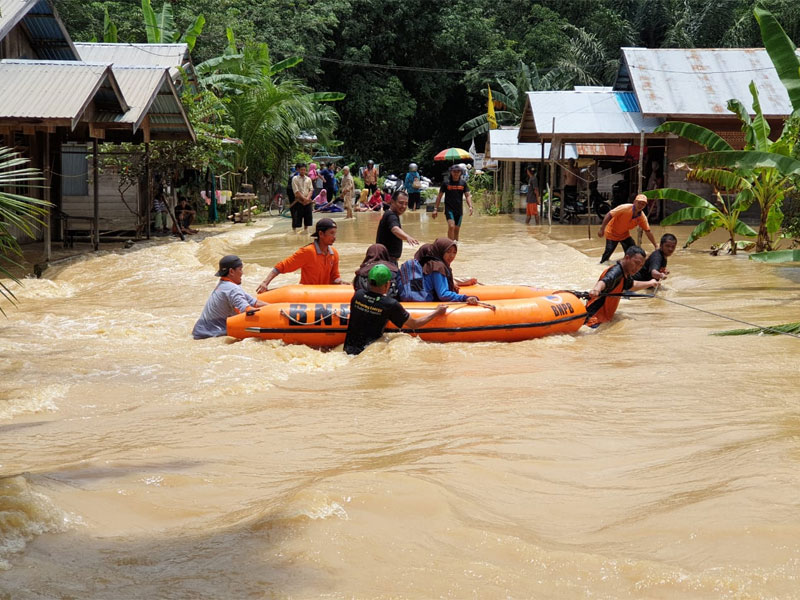 Banjir landa dua kabupaten di Kalsel.