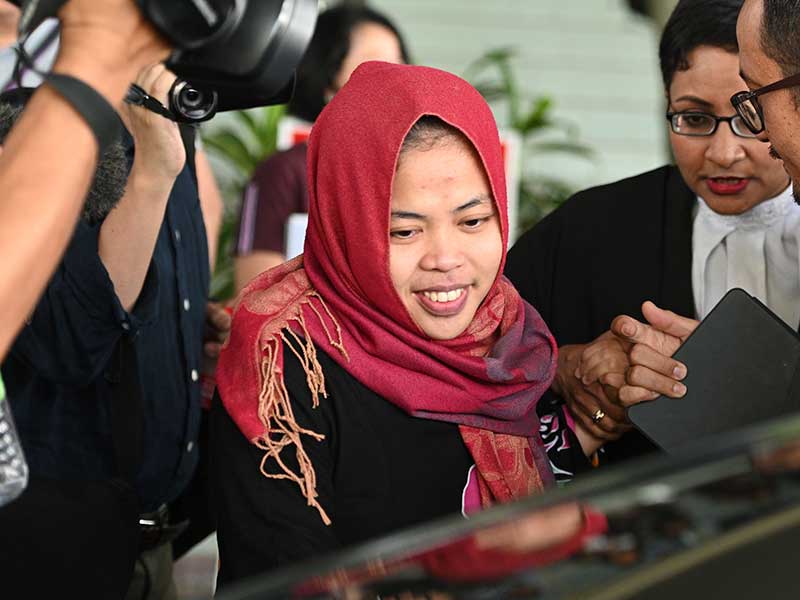 TERSANGKA pembunuhan Kim Jong-nam, kakak tiri pemimpin Korea Utara Kim Jong-un, asal Indonesia, Siti Aisyah tersenyum saat keluar dari ruang persidangan Mahkamah Tinggi Shah Alam, Malaysia, Senin (11/3/2019).