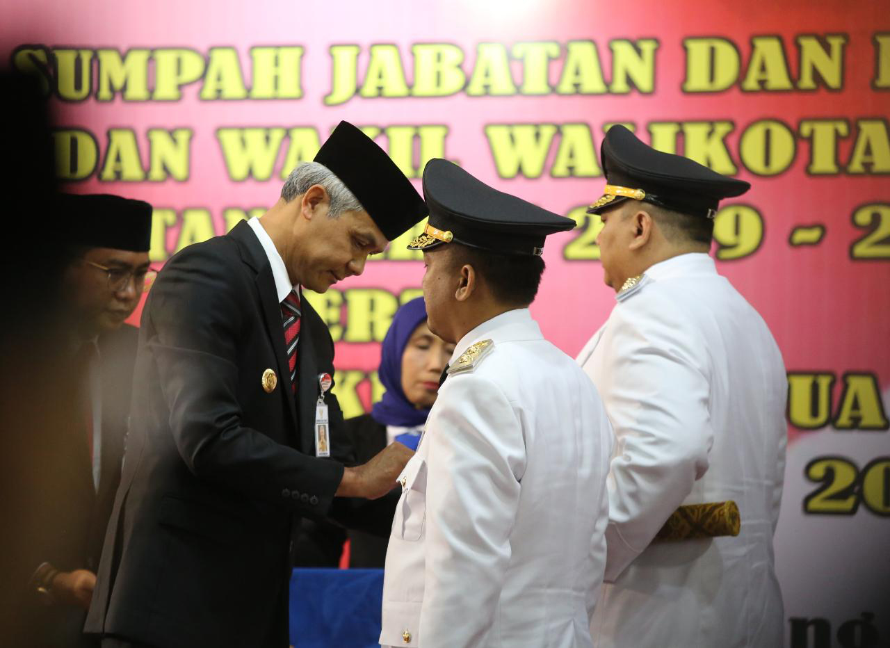 Gubernur Jateng Ganjar Pranowo saat melantik Wali Kota dan Wakil Wali Kota Tegal Dedy Yon Supriyono dan Muhammad Jumadi, Sabtu (23/3).