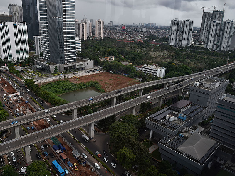 PEMBIAYAAN INFRASTRUKTUR: Pekerja menyelesaikan pembangunan proyek kereta api ringan (LRT) di kawasan Kuningan, Jakarta, Selasa (7/11).