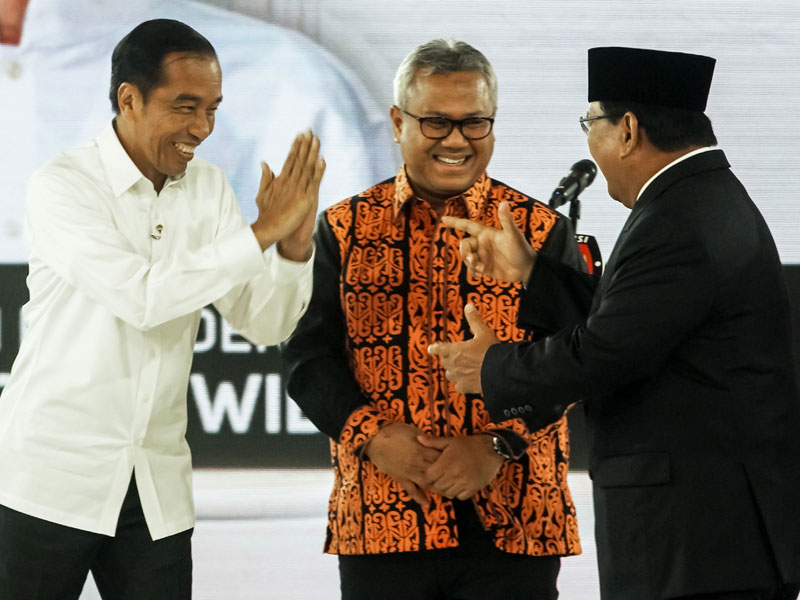 Capres nomor urut 01, Joko Widodo, dan capres nomor urut 02, Prabowo Subianto, disaksikan Ketua KPU Arief Budiman, saling menyapa sebelum De