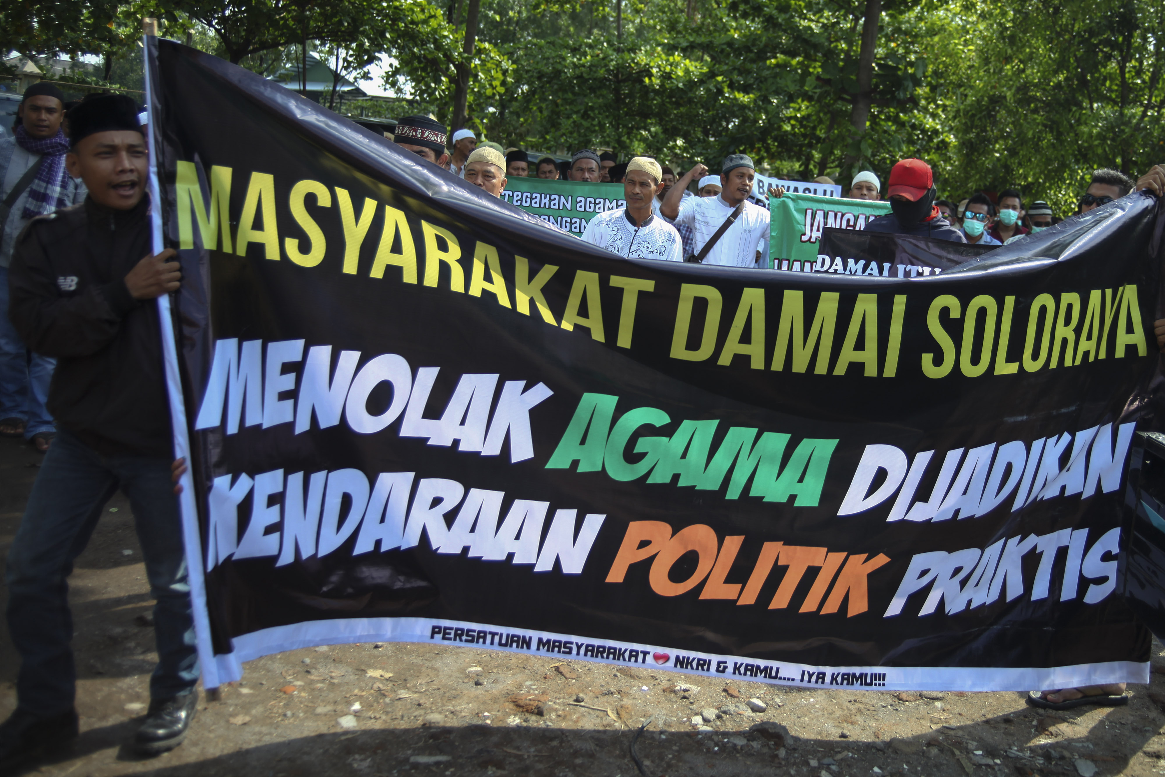 Aliansi Masyarakat Surakarta Cinta Damai menggelar aksi Tolak Agama sebagai Alat Politik Praktis di Solo, Jawa Tengah,  Jumat (11/1).