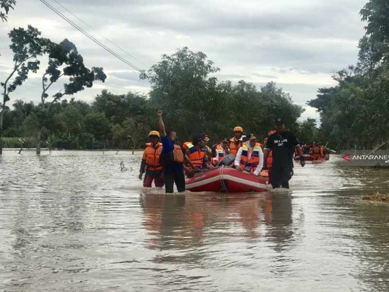 Khofifah Instruksikan OPD Terlibat Tangani Banjir di Jatim 