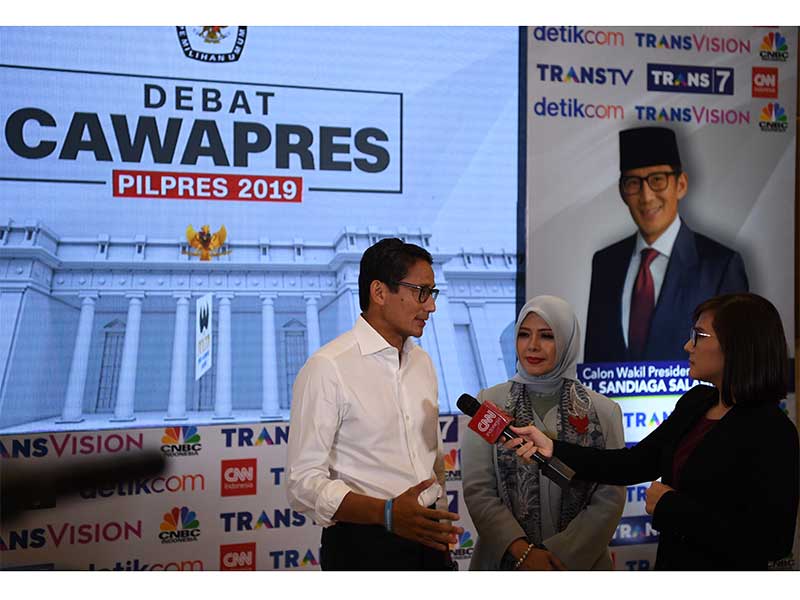  Cawapres nomor urut 02 Sandiaga Uno (kiri) didampingi istri Ibu Nur Asia Uno (tengah) menjawab pertanyaan wartawan usai mengikuti Debat Capres Putaran Ketiga di Hotel Sultan, Jakarta, Minggu (17/3/2019).