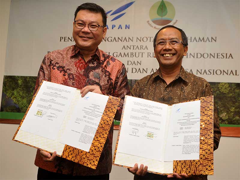  Kepala Badan Restorasi Gambut (BRG) Nazir Foead (kiri) dan Kepala Lembaga Penerbangan dan Antariksa Nasional (LAPAN) Thomas Djamaluddin, menunjukkan Nota Kesepahaman yang telah ditandatangani bersama tentang Penyediaan dan Pemanfaatan Data dan Informasi P