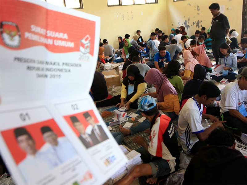 JASA PELIPATAN SURAT SUARA: Pekerja menyelesaikan pelipatan surat suara pemilu 2019 di KPU Banyuwangi, Jawa Timur, Sabtu (9/3/2019). 