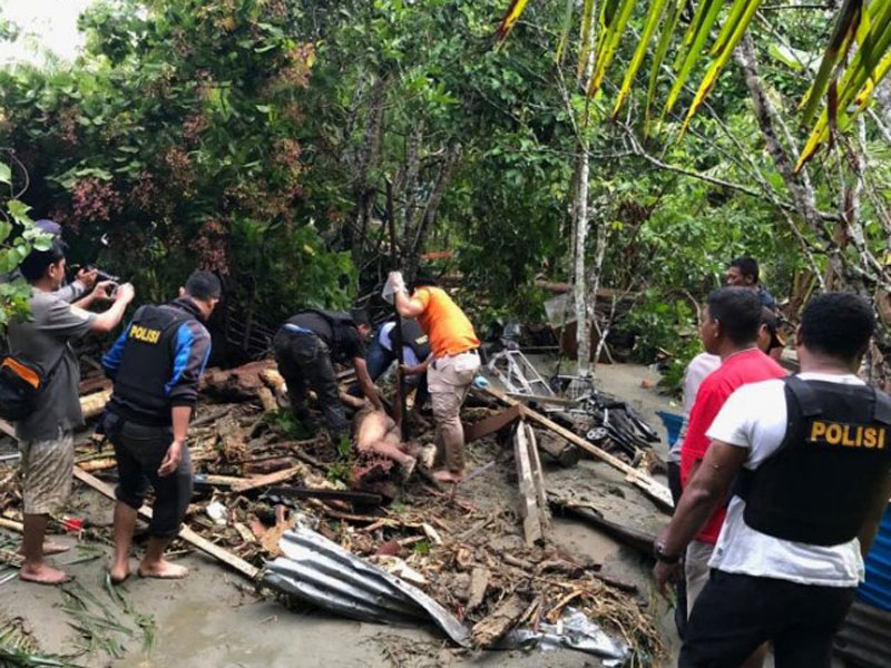 Pencaharian dan evakuasi korban banjir di Sentani, Minggu (17/3).
