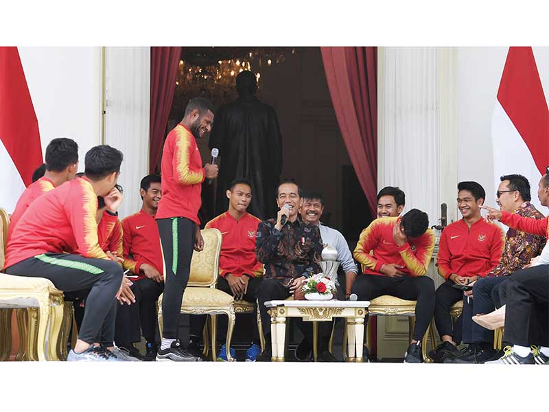 MOTIVASI UNTUK GARUDA MUDA: Presiden Joko Widodo berbincang dengan para pemain dan ofi sial timnas U-22 Indonesia di beranda Istana Merdeka, Jakarta, kemarin. Presiden Jokowi memberikan bonus kepada pemain timnas U-22 yang menjuarai Piala AFF U-22 setelah 