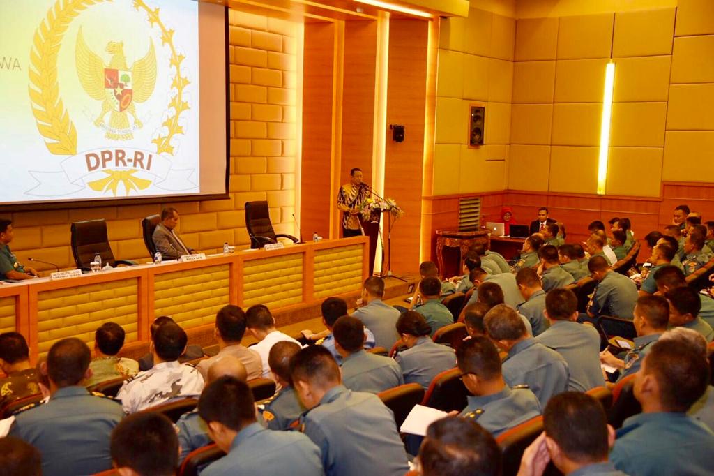 Ketua DPR Bambang Soesatyo saat memberikan Kuliah Kerja Pembangunan Nasional (KK Bangnas) Perwira Mahasiswa (Parsis) Sekolah Staf dan Komando TNI Angkatan Laut (Seskoal) Angkatan 57, di Gedung DPR RI, Jakarta, Kamis (21/3).