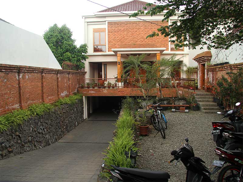 Sejumlah kendaraan terparkir di halaman kediaman Ketua Umum PPP Romahurmuziy, di kawasan Kramat Jati, Jakarta, Jumat (15/3/2019)