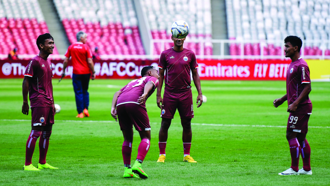 Sejumlah pesepak bola Persija Jakarta mengikuti latihan di Stadion Utama Gelora Bung Karno, Senayan