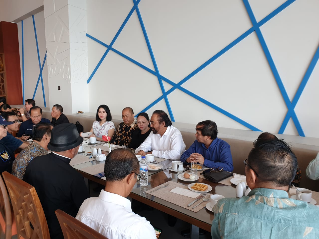 Surya Paloh bertemu tokoh agama di Manado, Rabu (27/3).