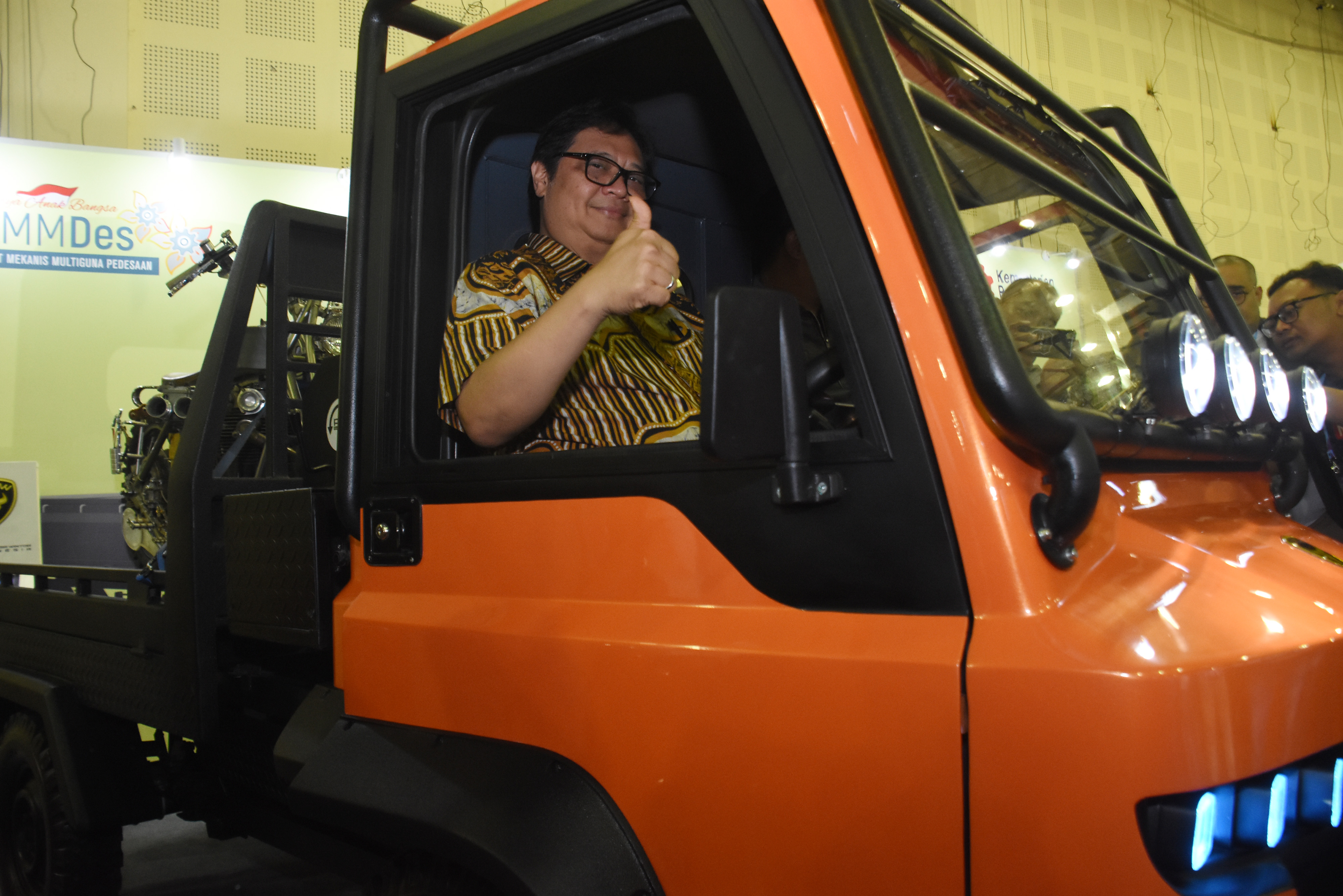 Menteri Perindustrian Airlangga Hartarto saat mencoba AMMDes dii ajang ndonesia Modification Expo (IMX) 2018 di Balai Kartinii, tahun lalu