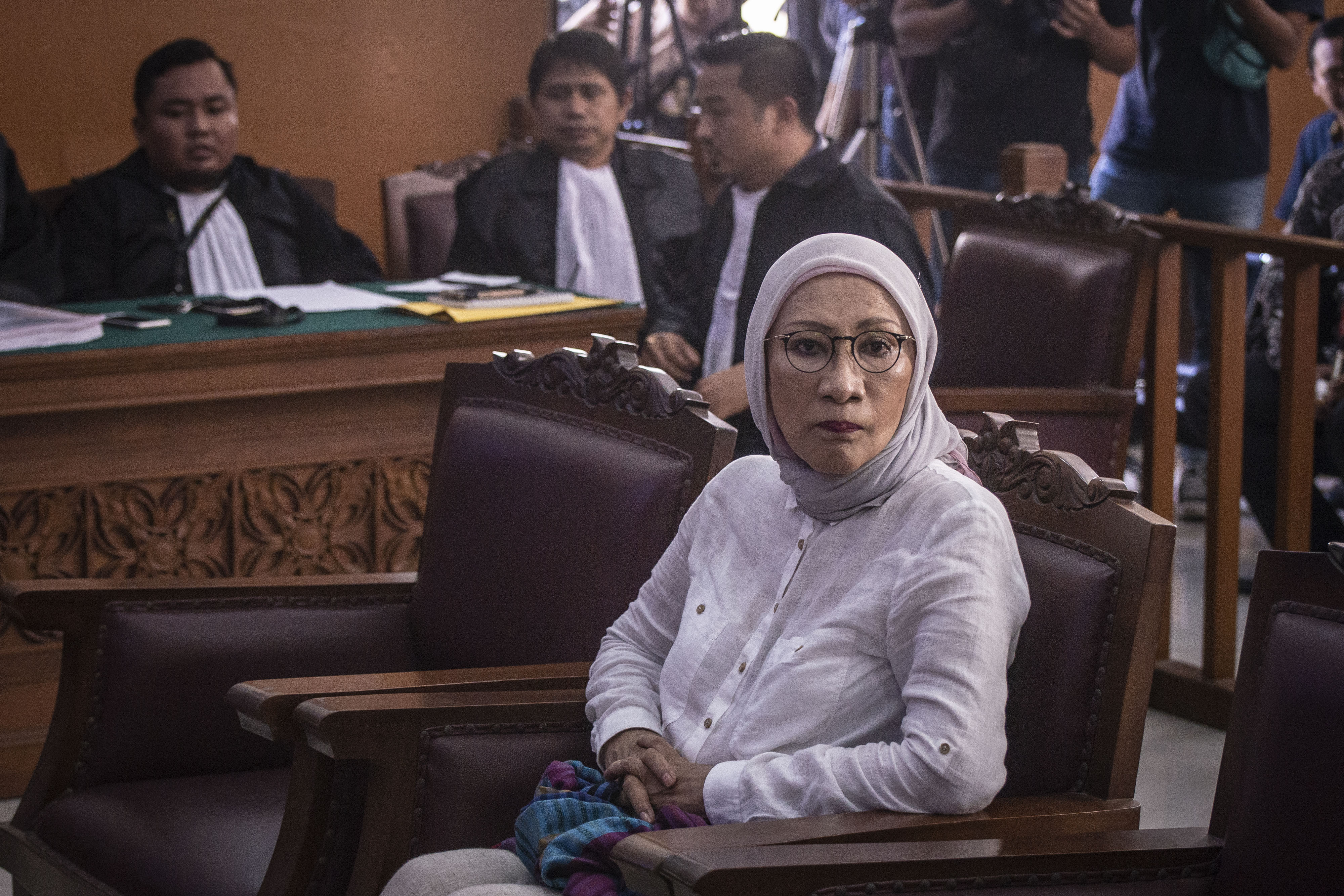  Terdakwa kasus dugaan penyebaran berita bohong atau hoaks, Ratna Sarumpaet (kanan) mengikuti sidang lanjutan di PN Jakarta Selatan, Jakarta, Selasa (26/3/2019). Sidang tersebut beragendakan mendengarkan keterangan dari enam orang saksi.
