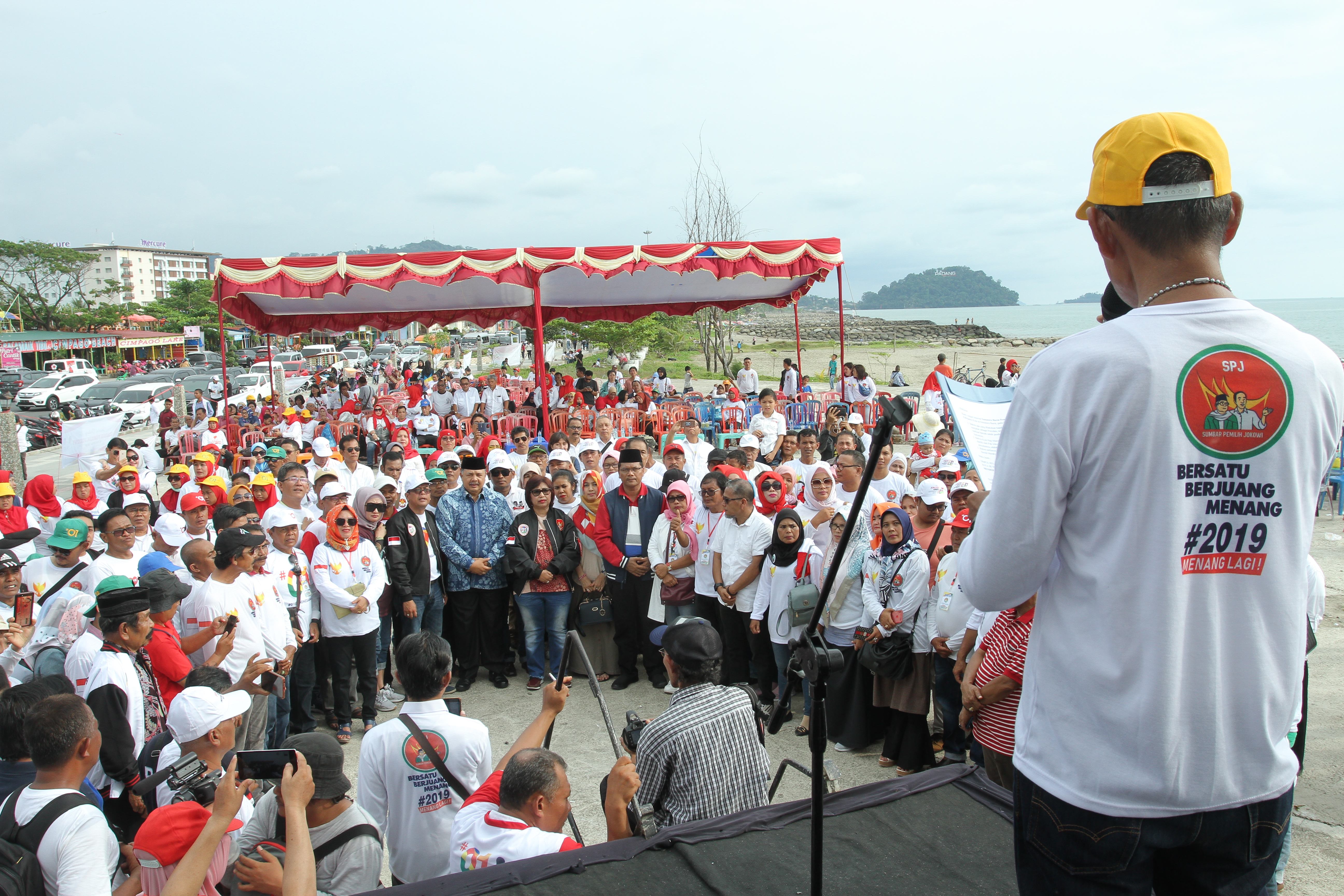 SPJ SUMATRA BARAT PEMILIH JOKOWI: Ratusan relawan Sumatra Barat Pemilih Jokowi (SJP) mendeklarasi memenangkan pasangan Jokowi-Amin di depan Danau Cimpago, Pantai Padang, Sumatra Barat, Minggu (24/2) sore. Hadir antara lain, Pembina SPJ sekaligus Juru bicar