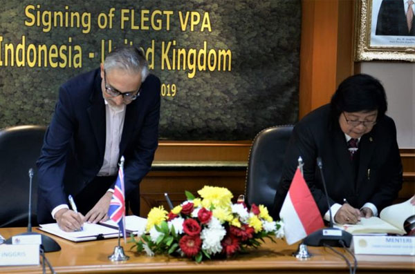 Menteri LHK (kanan) Siti Nurbaya bersama Dubes Inggris (kiri) Moazzam Malik menandatangani kerja sama FLEGT