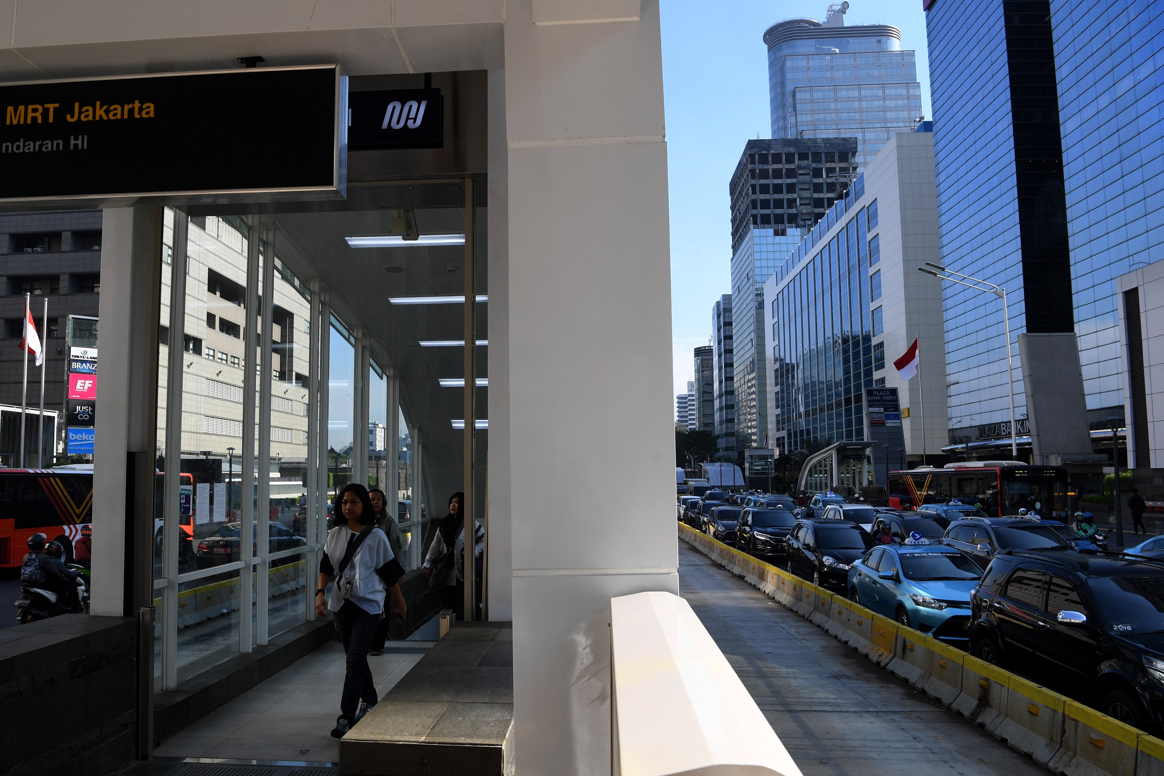 Penumpang keluar Stasiun MRT Bundaran HI menuju Halte Transjakarta Bundaran HI yang telah terintegrasi di Jakarta, Selasa (26/3).