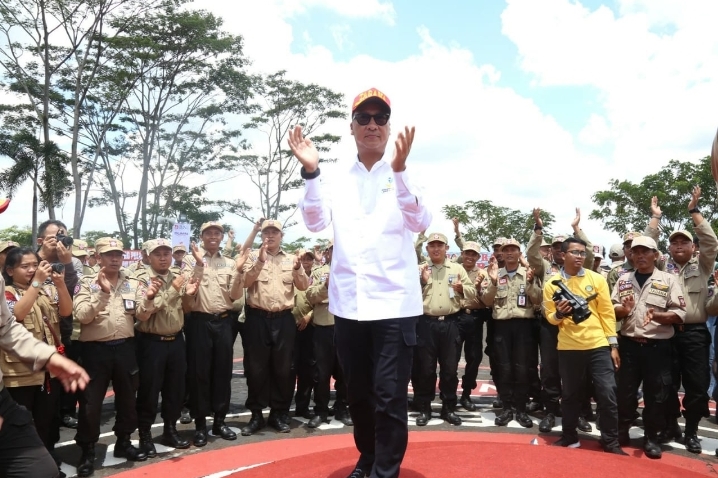 Menteri Sosial Agus Gumiwang Kartasasmita saat Apel Siaga Tagana di Markas Komando Tagana Training Center (TTC), Sentul, Bogor, Senin (25/3).