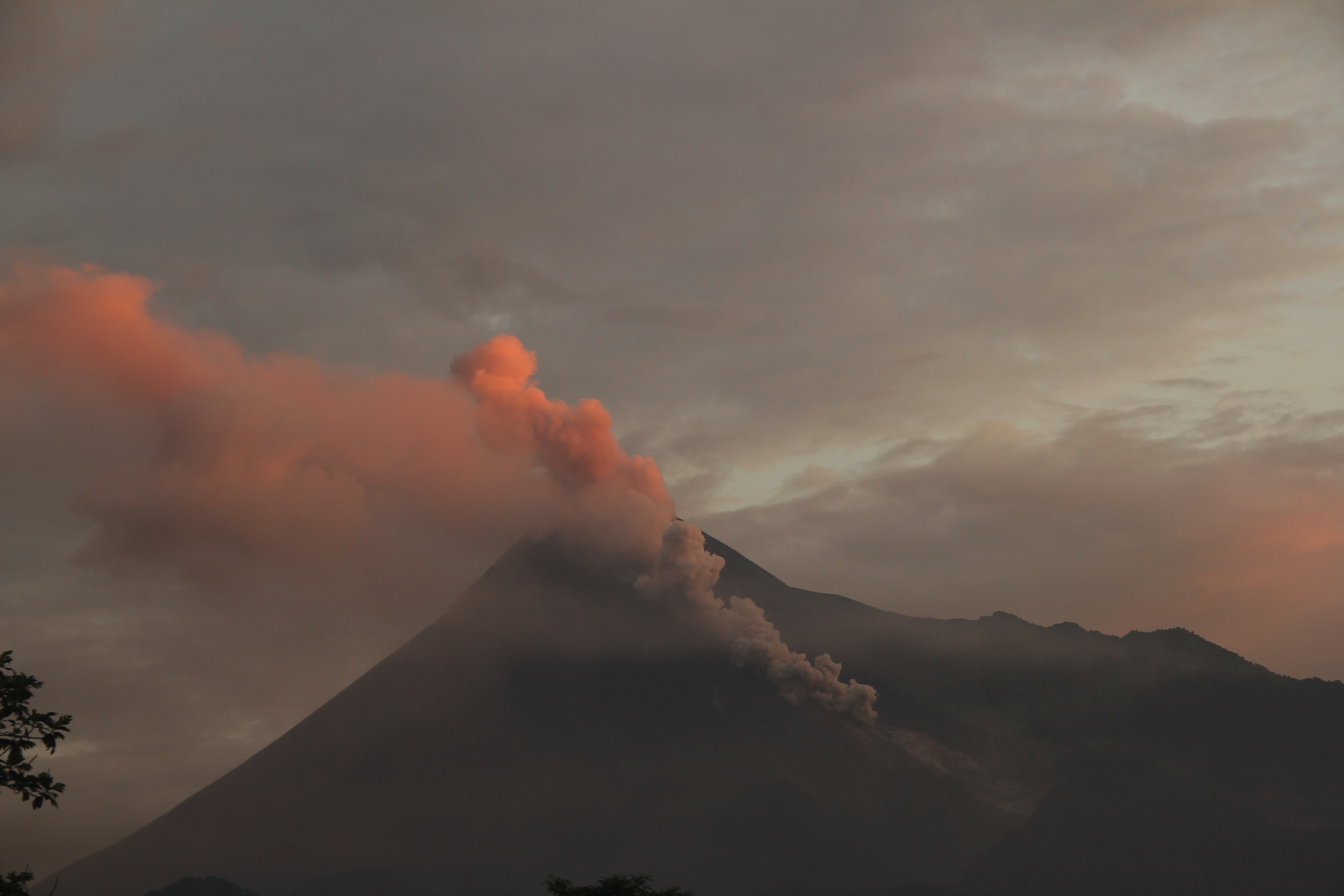  Gunung Merapi menyemburkan awan panas terlihat dari Sleman, DI Yogyakarta, Sabtu (2/3/2019).