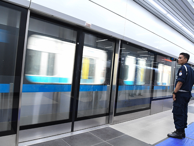 RENCANA UJI COBA MRT BERPENUMPANG UMUM: Petugas keamanan berjaga saat uji coba pengoperasian MRT (Mass Rapid Transit) fase I koridor Lebak Bulus - Bundaran HI di Stasiun Bundaran HI, Jakarta, Kamis (28/2/2019).