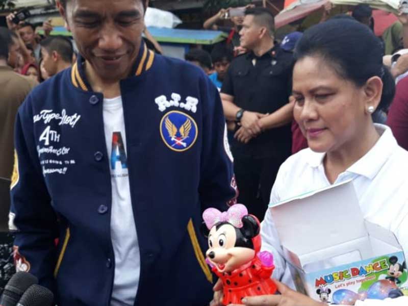 Presiden Joko Widodo dan Ibu Negara Iriana Joko Widodo saat mengunjungi Pasar Sentral Kota Kendari pada Sabtu (2/3/2019)