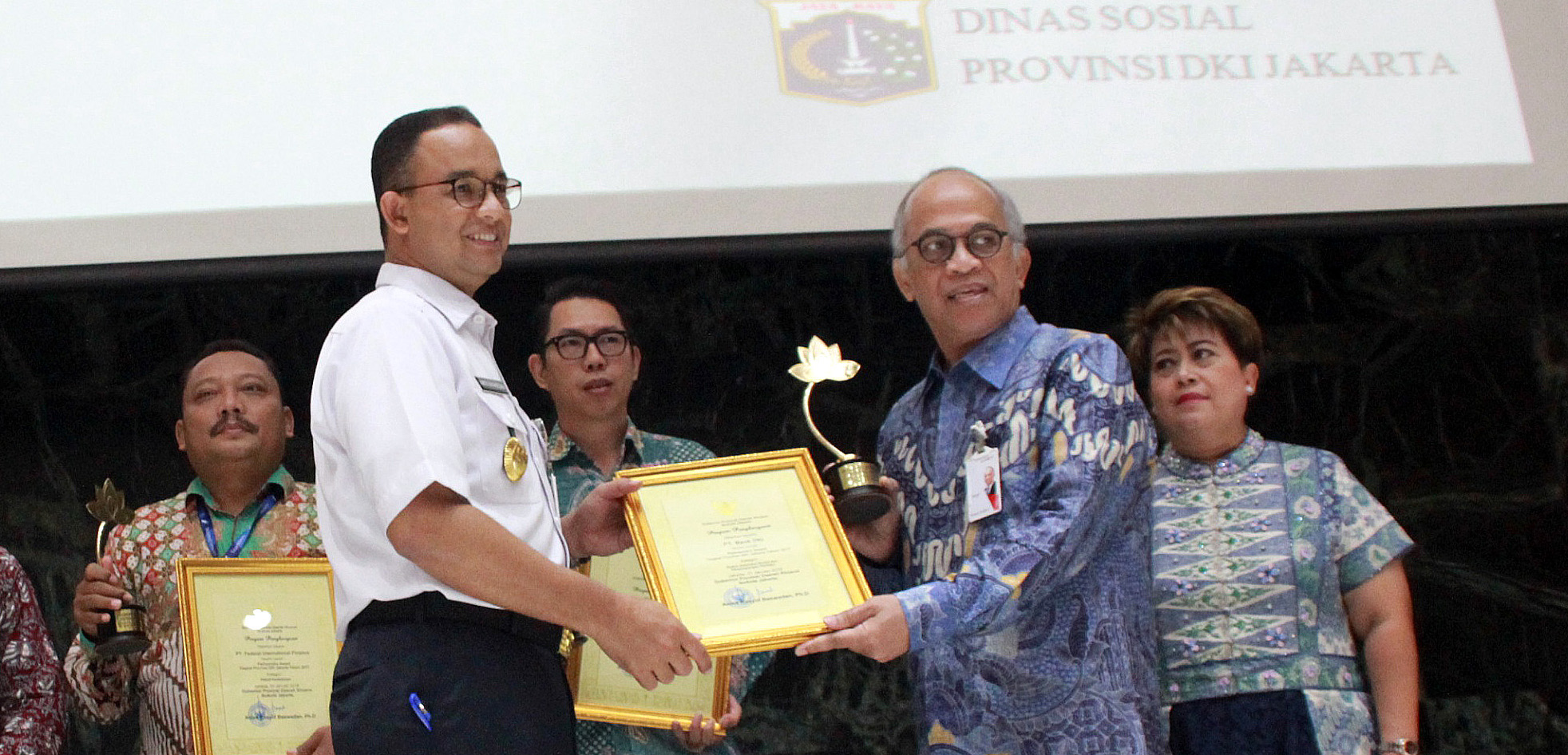 Gubernur DKI Jakarta, Anies Baswedan (kedua dari kiri), memberikan penghargaan Padmamitra Award kepada Direktur Utama Bank DKI, Kresno Sediarsi, di Balai Kota, Jakarta, kemarin. Sepanjang tahun 2017 Bank DKI telah merealisasikan CSR dengan nilai sebesar Rp