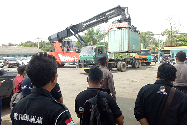 Dua kontainer surat suara pilpres dan DPD RI tiba di Pangkalpinang