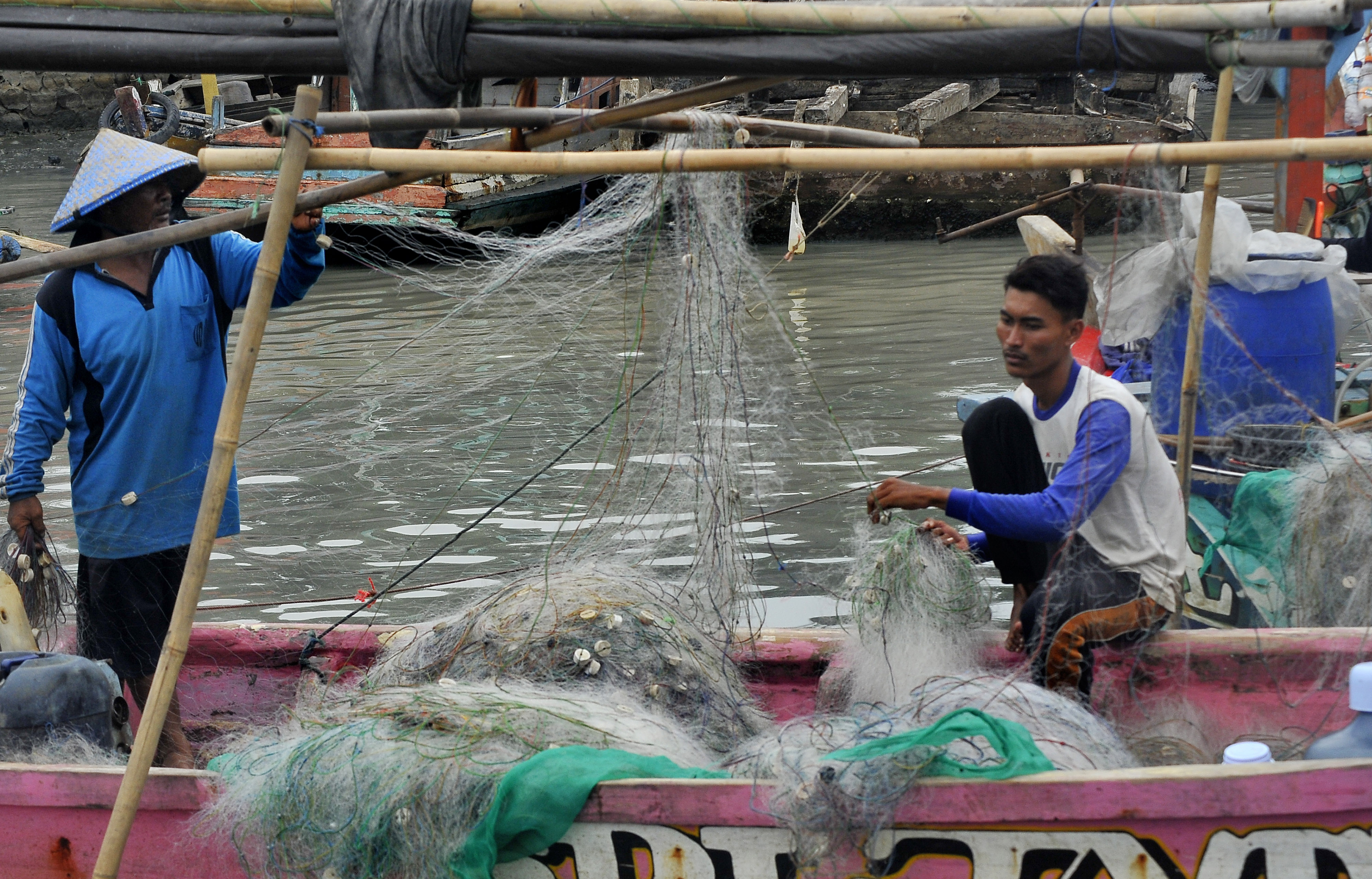 Nelayan merapikan jaring cantrang sebelum melaut di Pelabuhan Perikanan Karangantu, di Serang, Banten