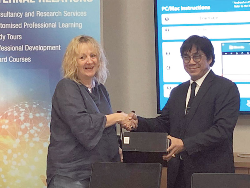 (Sesditjen GTK) Wisnu Aji (kanan), bertukar cendera mata dengan Manager Development and External Relations Monash University Louise Goold