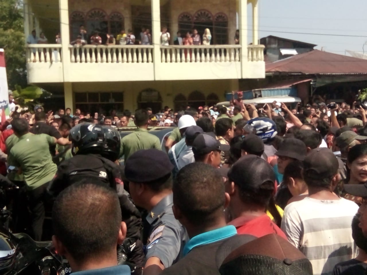 Warga memadati badan Jalan Horas Sibolga, Minggu (17/3), saat rombongan Presiden Joko Widodo melintas.